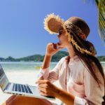 Praca na wakacje: gdzie szukać, jak nie dać się naciąć i ile realnie można zarobić